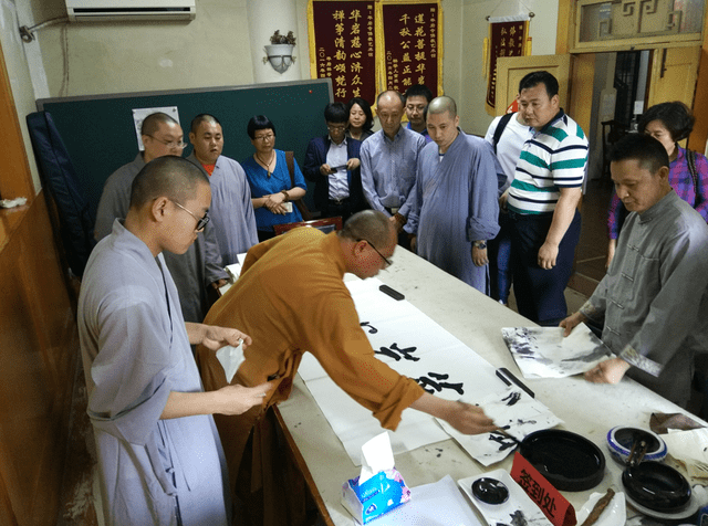 合影留恋 今天(5月16日)日上午,由广东省韶关市云门寺方丈明向大和尚