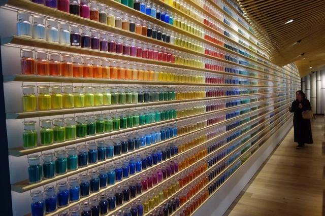 隈研吾设计了一家画材店,收集了世界上所有的颜色