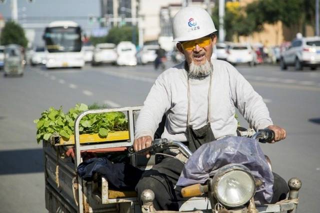 84岁大爷进城街头卖菜 小哥看了心酸全买完【图】