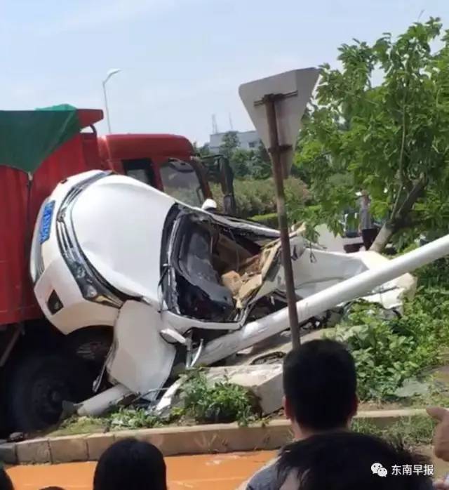 今天上午11时许 在晋江永和社马路仑后路口 一辆小车穿过公路时与