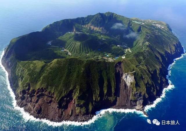 岛上的青之岛村是日本最小的村庄,面积5.