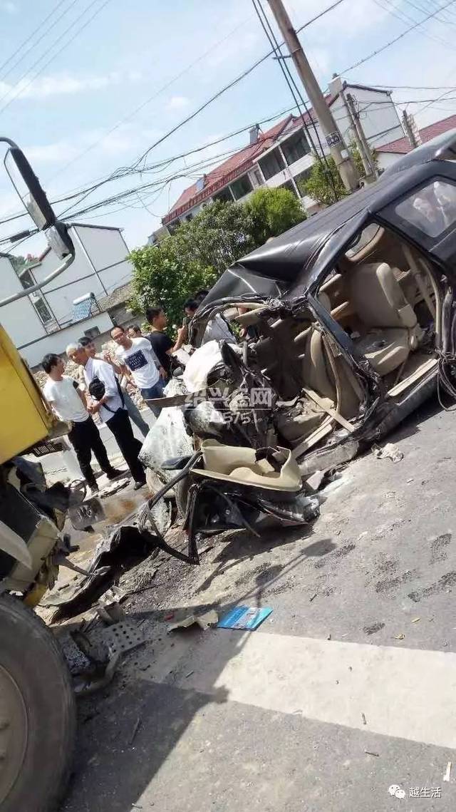 绍兴发生三起惨烈车祸小货车仅剩4只轮子司机当场死亡电瓶车主躺在