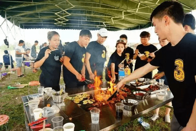 开开心心摘完蓝莓后,还能一起在湖边小岛上来一场户外自助烧烤哦