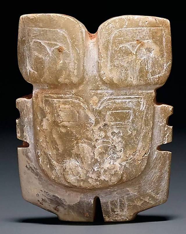 有学者认为,史前出土的一些玉人面和良渚文化玉器上的"神徽",不是神