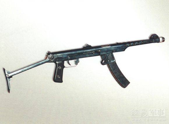 在卫国战争中,ppsh-41"波波沙"冲锋枪及其简化版pps-43"波波斯"冲锋枪