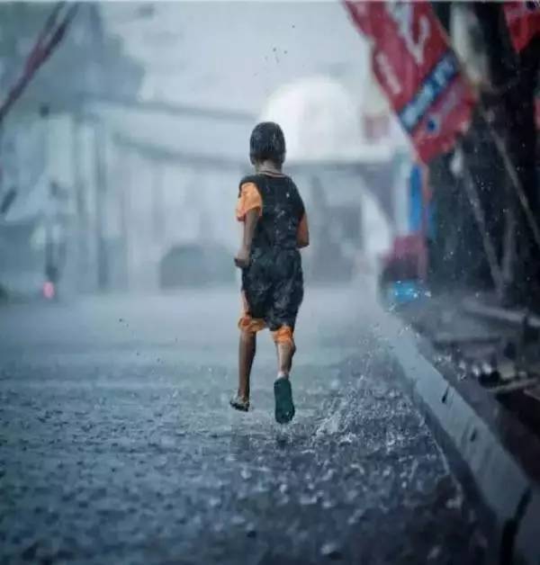 下雨了,没有伞的孩子只能奔跑!