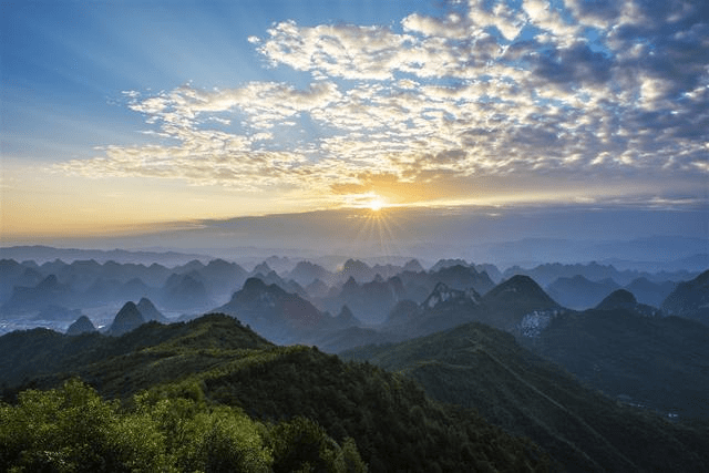 而在众山之中,最为突出的便是桂林第一高峰—尧山.