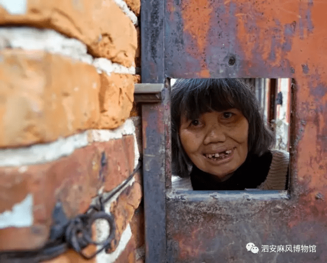 麻风村最后一个女人和狗