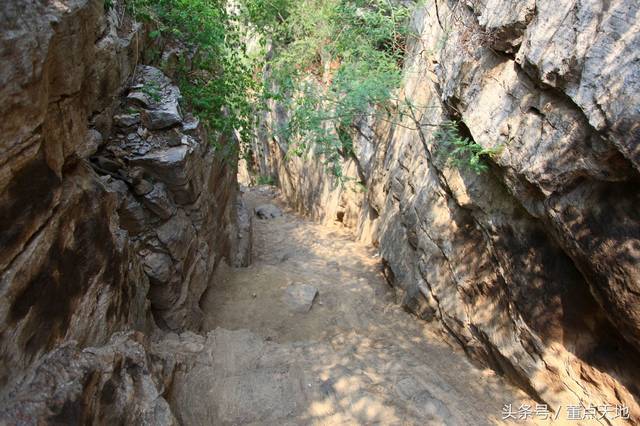 济南龙洞风景区观景台旁,有一下到藏龙涧的小道,从上往下看,胆小的