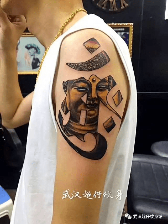 按顾客生肖守护神来设计的纹身,遮盖了一个小疤痕.
