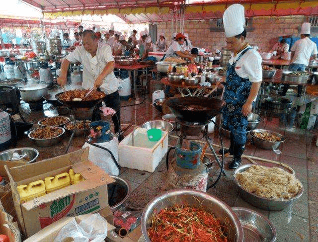 广东农村土豪迁新屋 大摆宴席250桌