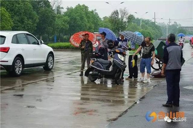 雨天路滑含山事故频发:电动车与小轿车路口相撞,再现温暖一幕!