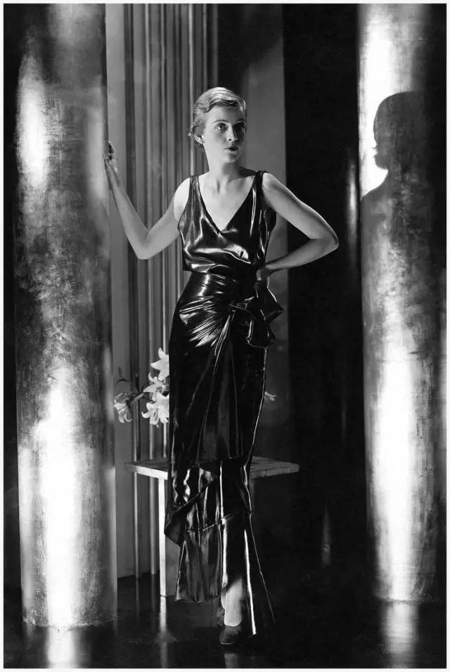 着v领裙的elsa schiaparelli 本人,1930