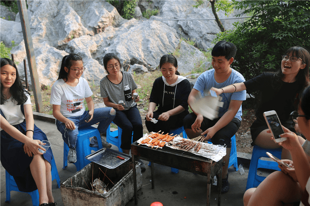 昨日新生团建组织烧烤活动,篝火晚会