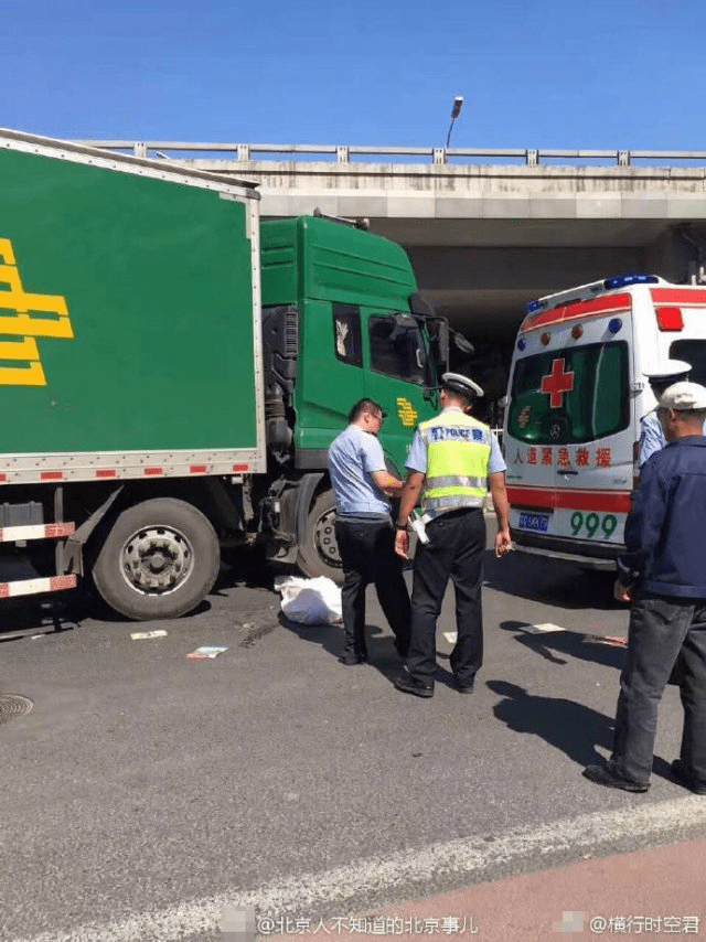 北京双井桥邮政货车发生交通事故 一男子死亡