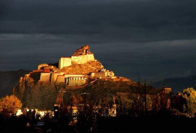 屹立着一座城堡 这便是闻名中外的江孜宗山抗英遗址 今天 在宗山古堡
