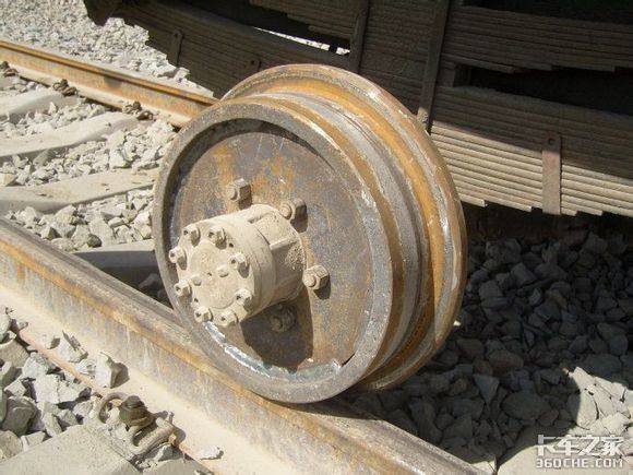 四个车轮按照火车轮对距离将矿山小车钢轮焊制在汽车轮盘上