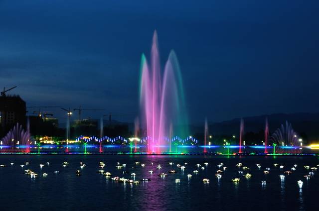 临沧玉龙湖夜景▼