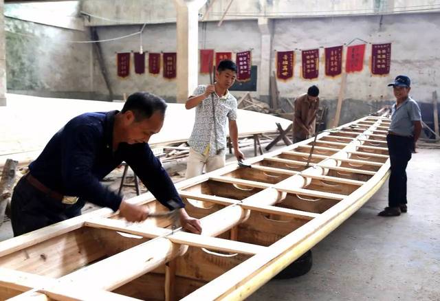 但前些年多数年轻人外出务工,当地龙舟制造业急速萎缩.