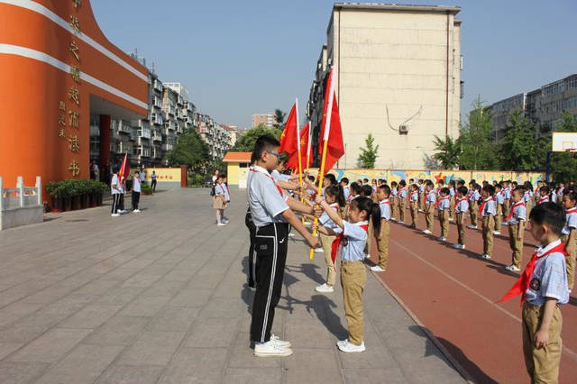 邯郸市新曙光小学举行少先队入队仪式