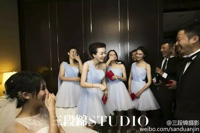 中规中矩系列 谢楠和吴京的婚礼,伴娘们统一穿着浅蓝色膝上斜肩裙,很