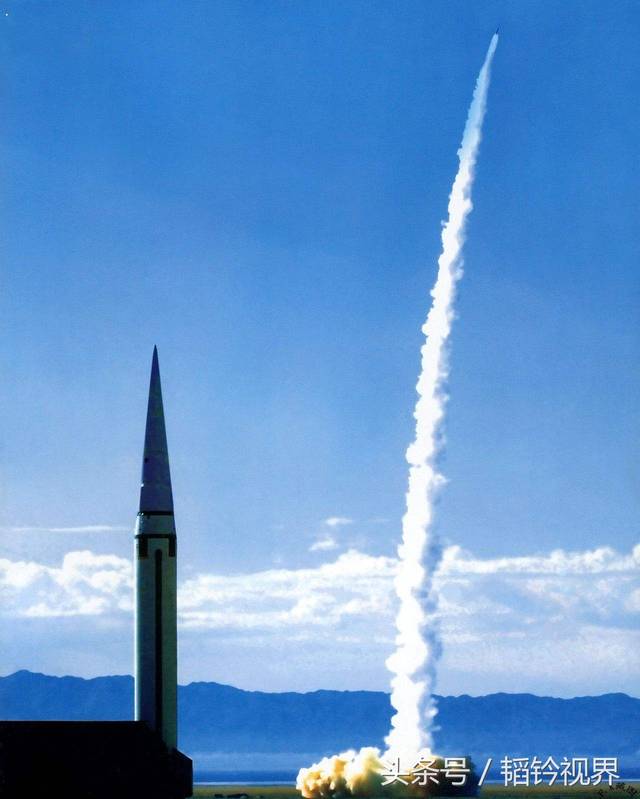 火箭军东风导弹发射现场,十枚导弹齐射,零失误,非常壮观