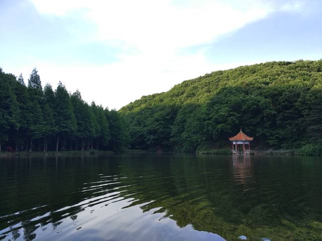 天山天池之后的中国第三大高山天池,但它的湖面又远远大于庐山,天目山