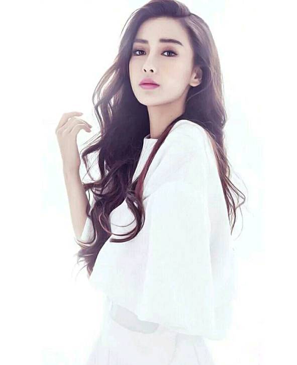 1,angelababy 大家应该都发现了,baby一年到头的发型不是中分就是侧分