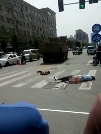 港闸区国强路2名女子被碾死车祸监控视频曝光!一定要远离大车!