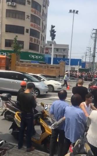 港闸区国强路2名女子被碾死车祸监控视频曝光!一定要远离大车!