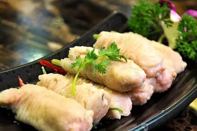 鱼皮卷,透明的鱼皮满满的都是胶质,q弹爽滑,搭配新鲜的蔬菜和特制酱汁