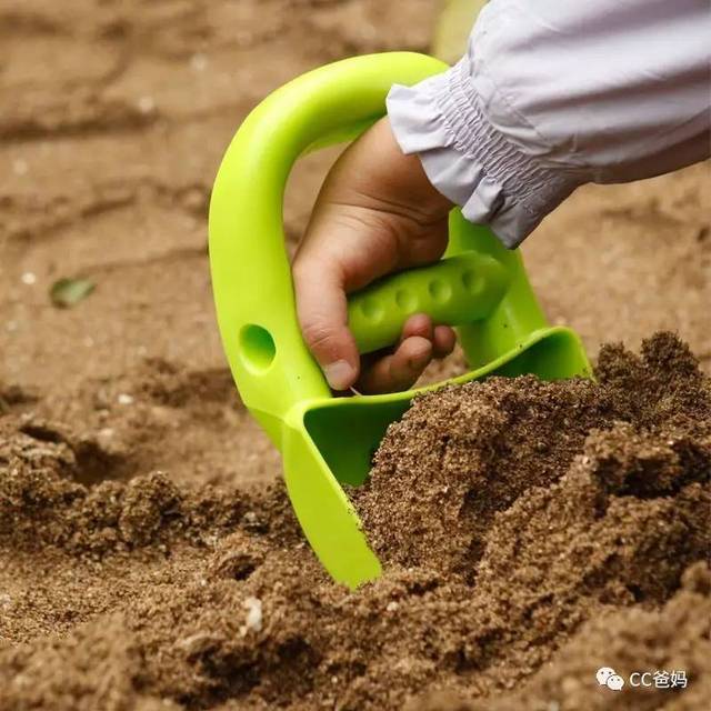 小手抓起挖沙手来挖沙,既简单又安全,还适用于刨坑挖洞哦.