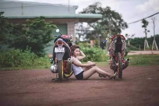 在越南女性驾驶摩托车的比例比其他国家都要高,女性们喜欢摩托车.