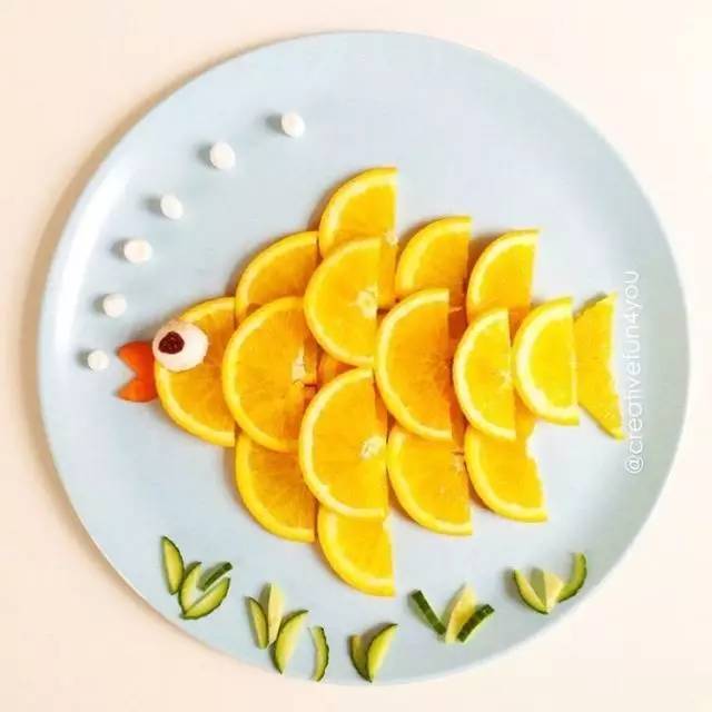 橙子片贴成一只吐泡泡的小鱼.