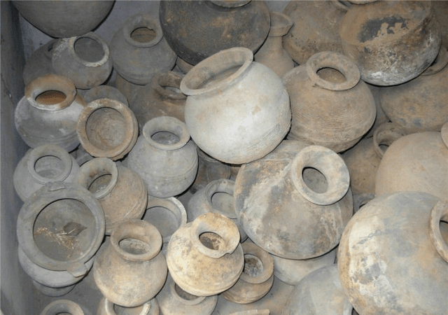 陶器种类很多,如陪葬明器或生活用具中的陶罐,陶盆,陶鼎,陶奁,陶仓,陶