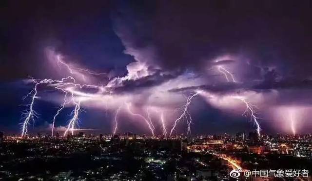 ▽暴雨倾盆雷电交加,却又有一种别样的美.