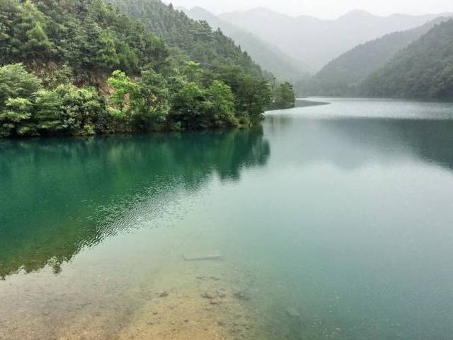 云中马 地址:富阳区银湖街道黄梅坞 04 春建百鸟坞水库 周围是连绵