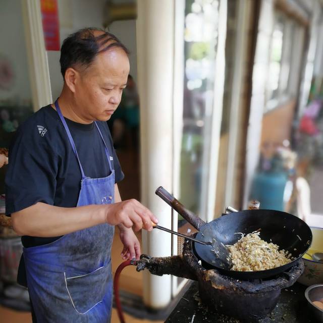 很难想象,就是这张小小的灶台炒出了几十万份的炒饭!