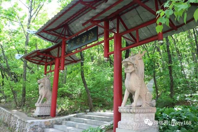 麒麟山景区内著名的景点有:麒麟送福,九福麒麟,一线天,野猪洞,情侣峰