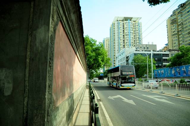 牛街是北京市西城区牛街街道内北起广安门内大街南至南横街的一段街道