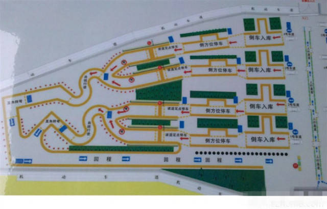 考试顺序:倒车入库→侧方位停车→曲线行驶→直角转弯→坡道定点停车