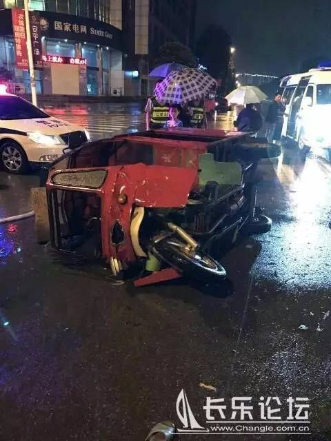 昨夜,漳港邮电局门口两辆小车,一辆电动车,一辆三轮车相撞,三轮车驾驶