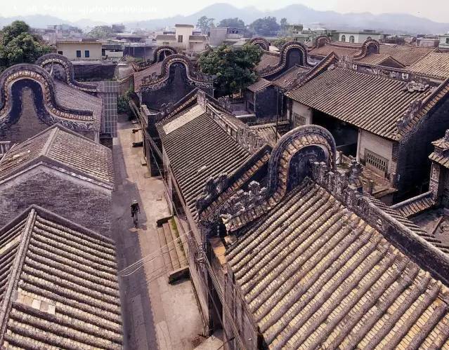 宗祠古屋点缀其间,檐缘梁枋巧饰雕琢,沙湾古镇"石阶石巷"的古村落格局