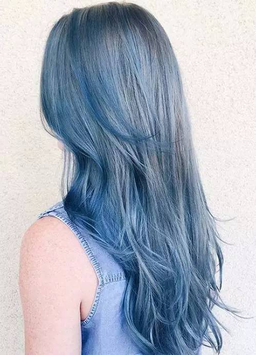 银灰和蓝色的不规则搭配,颜色大胆又美腻!
