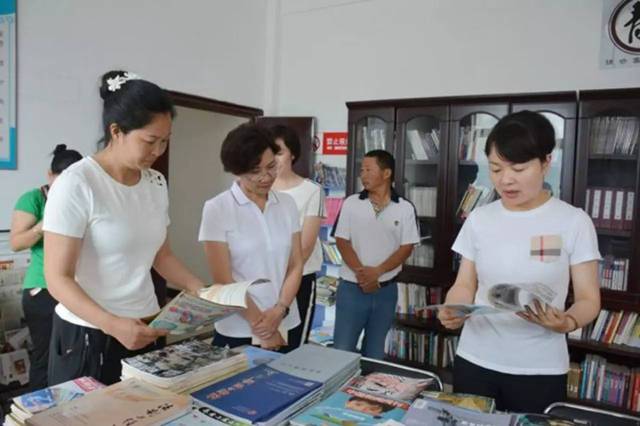 云南省妇联副主席方志鸣在绥江调研时要求妇联要当好妇女儿童的代言人