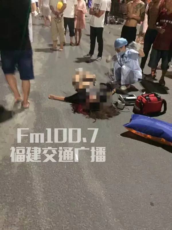 福建师大门口惨烈车祸,两女生骑电动车被撞飞!一