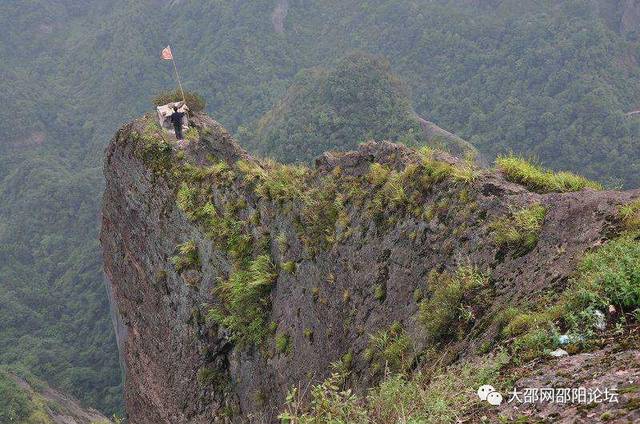 崀山龙头香,八角寨最陡峭的一角,从绝壁出五十余米,峰尖似昂首翘立的