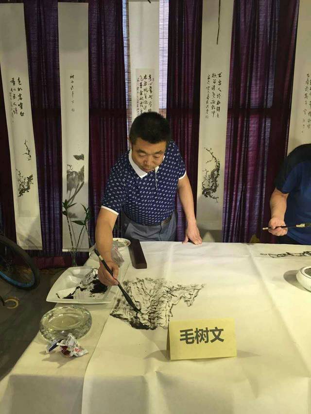 画家毛树文应邀参加京东拍卖艺术家笔会直播活动