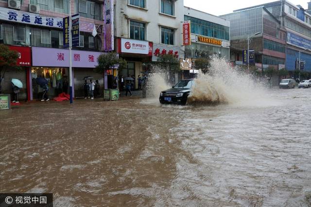 6月11日,贵州省威宁县城街道因暴雨积水.何欢/视觉中国