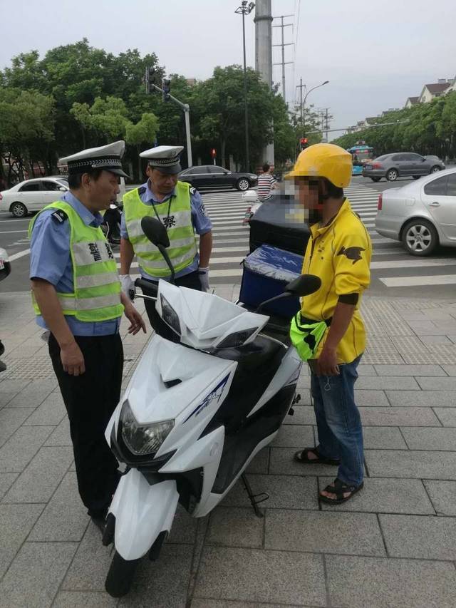 宜兴一美团外卖骑手小哥被依法治安拘留@所有跑腿骑手,请遵守交通